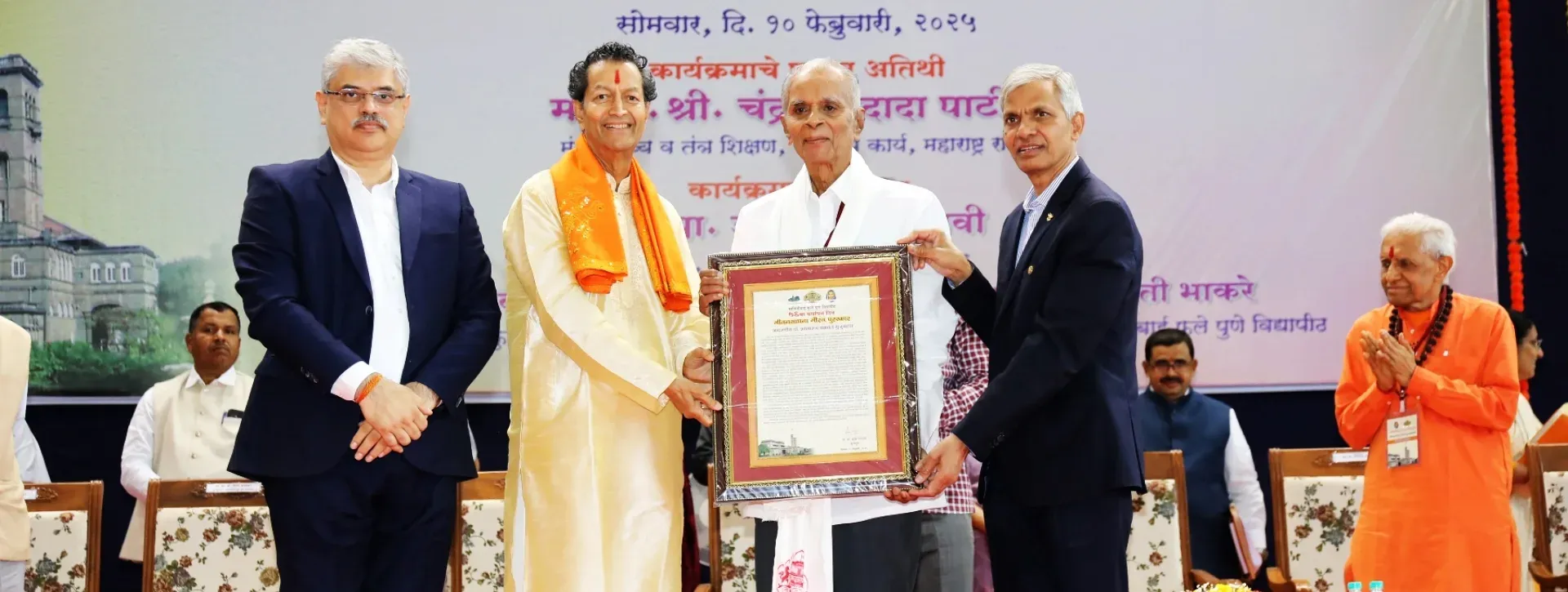 Prof. (Dr.) S. B. Mujumdar received Jeevan Sadhana Puraskar